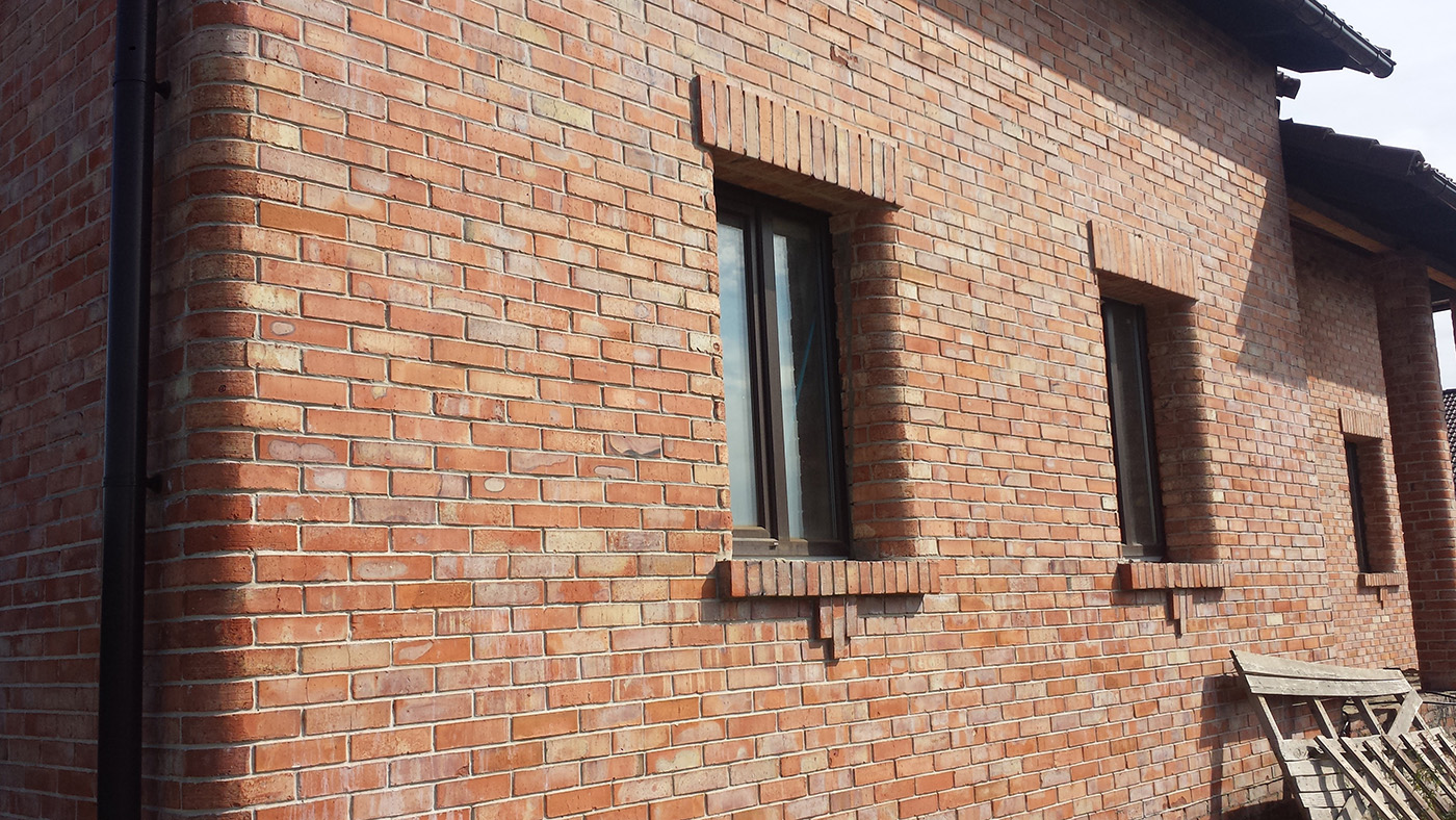 Красивый дом и забор из кирпича